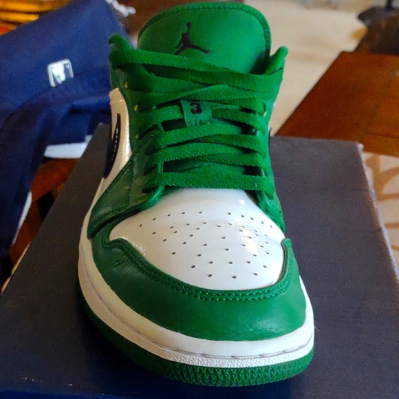 Jordan 1 Pine Green Lows - Picture 2 of 11